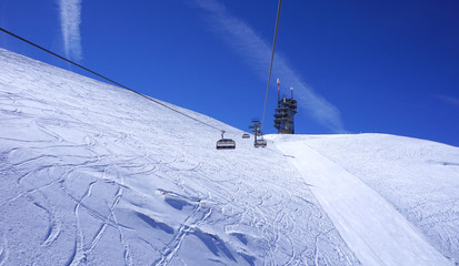 Obraz premium Landscape of suspended ski cable car at snow mountains Titlis