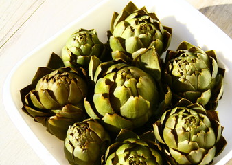 Obraz premium artichauts cuits,entrée fraîche d'été