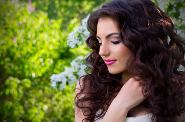 Naklejka premium Bride in blooming apple trees
