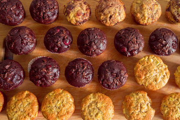 Muffins auf Brett 