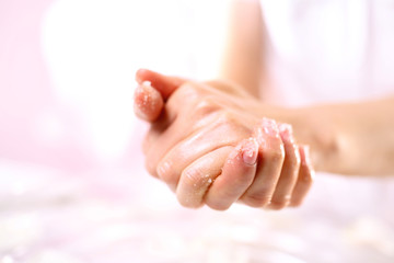 Masaż kobiecych dłoni preparatem do peelingu spa & wellness - obrazy, fototapety, plakaty