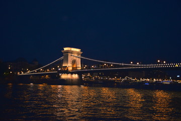 Obraz premium PUENTE DE LAS CADENAS ILUMINADO