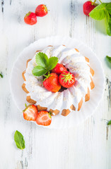 Cake with fresh strawberries