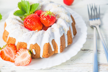 Cake with fresh strawberries