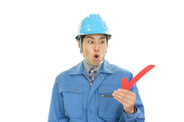 驚いた表情の作業員