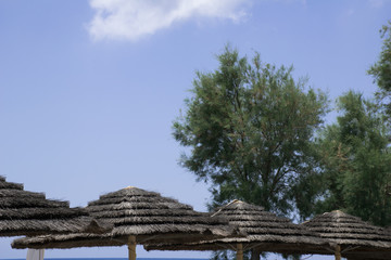 Sonnenschirme vor blauem Himmel