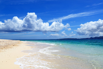 美しい沖縄のビーチと夏空