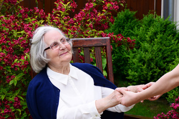 Seniorin im Garten