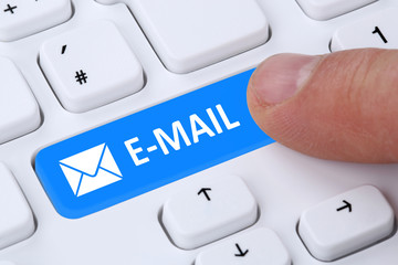 E-Mail Nachricht Message senden Button drücken auf Computer Tas