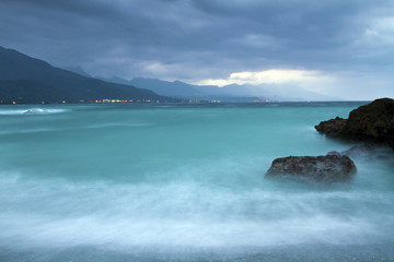 sea under cloudy sky