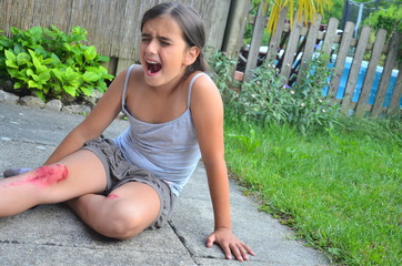 Mädchen mit Knieverletzung