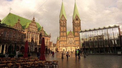 Fototapeta premium Gewitterstimmung über Marktplatz in Bremen mit Rathaus und Dom St. Petri