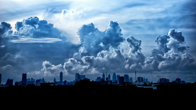 Fototapeta Fototapeta Ciemnoniebieskie burzowe chmury nad miastem do pokoju