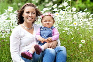 Kind sitzt auf dem Schoß der Mutter