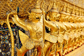 Fototapeta premium golden statue in wat phra keaw