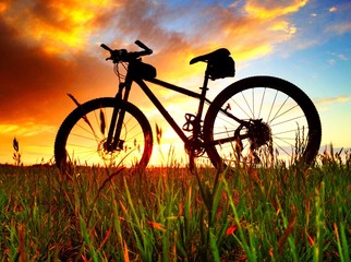 Fototapeta na wymiar Fahrrad im Sonnenuntergang