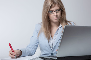 Junge Frau arbeitet angestrengt am Laptop