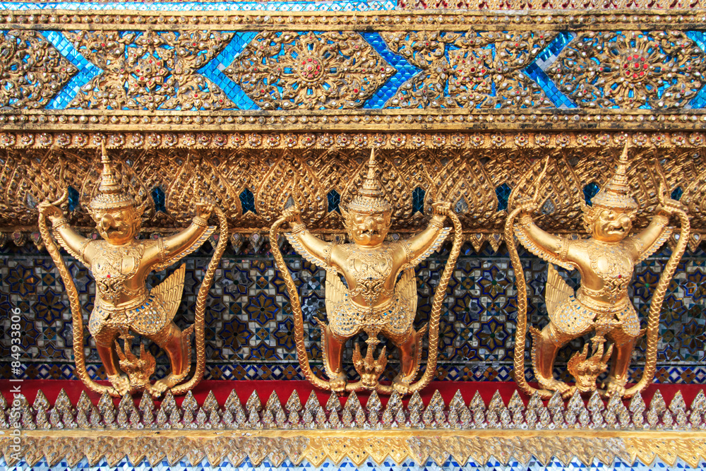 Wall mural garuda wat phra kaew bangkok thailand