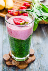 double smoothies, green with spinach, kiwi and banana with straw
