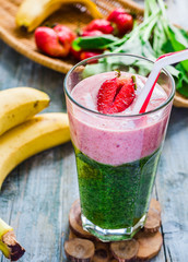 double smoothies, green with spinach, kiwi and banana with straw