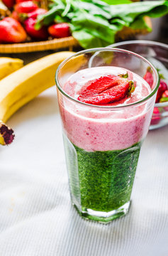 double smoothies, green with spinach and banana with strawberrie