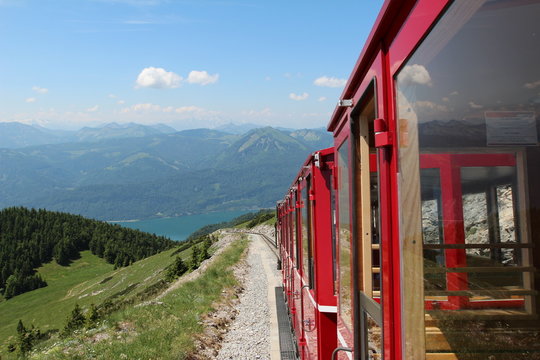 Schafbergbahn / Die Schafbergbahn ist eine meterspurige Zahnradbahn in &Ouml;sterreich. Sie f&uuml;hrt von St. Wolfgang am Wolfgangsee hinauf auf den Schafberg (1782 m).