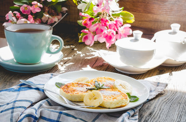pancakes from cottage cheese  with banana, powdered sugar and mi