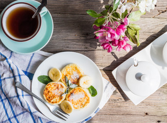 pancakes from cottage cheese  with banana, powdered sugar and mi