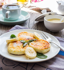 pancakes from cottage cheese  with banana, powdered sugar and mi