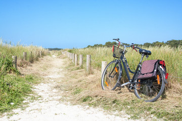 Fototapeta na wymiar Vélo sur chemin cotier