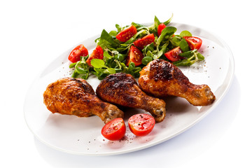 Barbecued chicken drumsticks and vegetables 