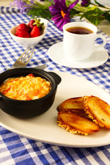 Завтрак. Омлет с помидорами,поджаренный хлеб и клубника.