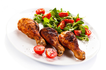 Barbecued chicken drumsticks and vegetables 