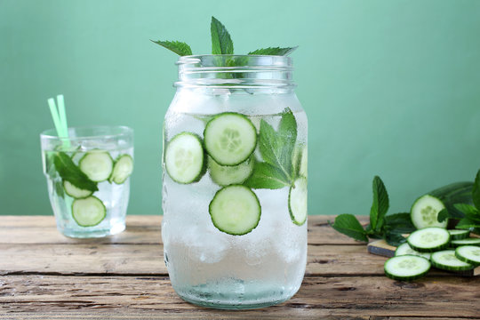 bevanda ghiacciata con cetrioli e menta sfondo verde