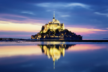 Obraz premium Mont-Saint-Michel by night