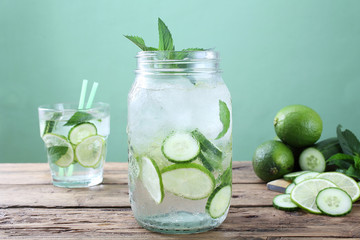 bevanda ghiacciata con cetrioli lime e menta sfondo verde