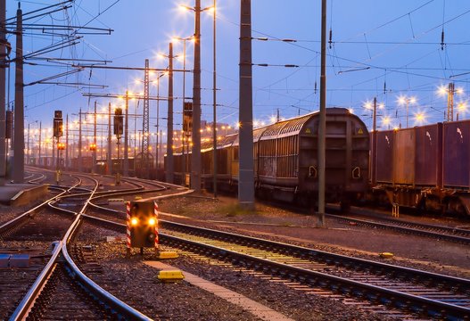 Verschiebebahnhof im Morgengrauen