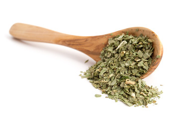 Löffel mit gefriergetrocknetem Basilikum