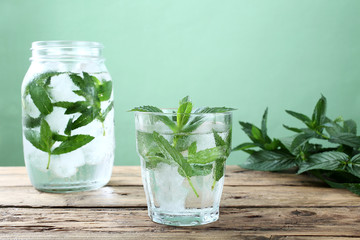 bevanda ghiacciata acqua e foglie di menta sfondo verde
