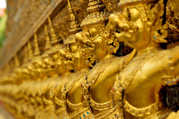 Fototapeta premium golden statue in wat phra keaw
