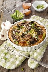 Quiche Lorraine with chicken, mushrooms and broccoli