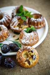  muffins stuffed with dried plums