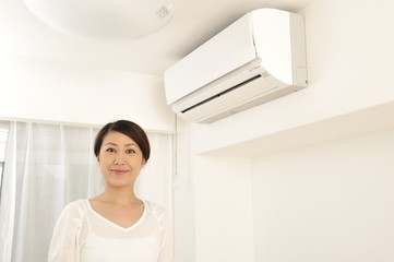 エアコンと女性