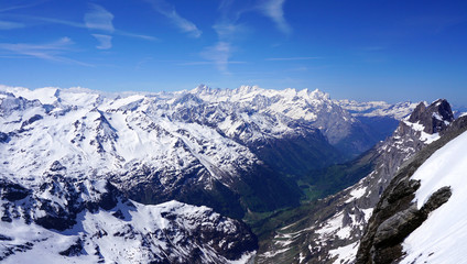 Obraz premium scenery of snow mountains valley Titlis