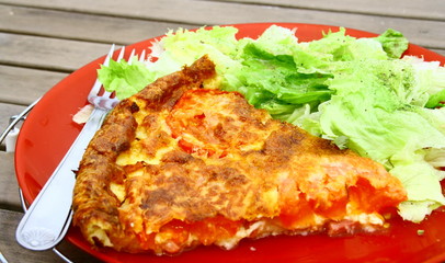 part de quiche aux tomate,lardon et fromage avec salade