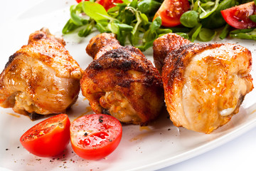 Barbecued chicken drumsticks and vegetables 