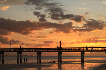 Fototapeta na wymiar Abendliches Spektakel am Strand von Fort Myers Beach