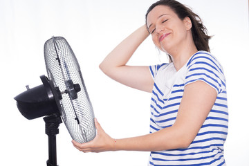 Chica y ventilador.