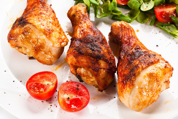 Barbecued chicken drumsticks and vegetables 