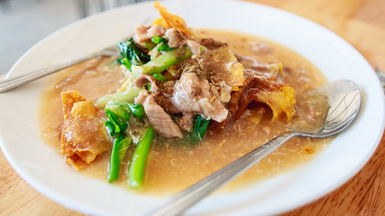 Fried noodle with pork and broccoli